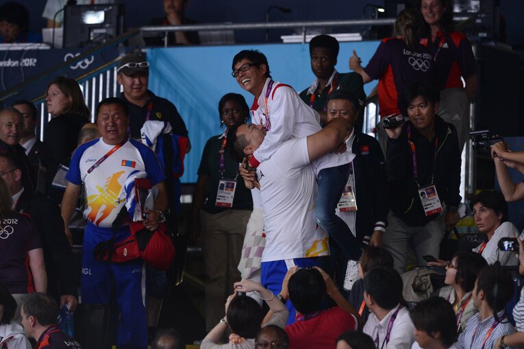 ロンドン五輪の会場で朝青龍に持ち上げられる明石家さんま　©BUNGEISHUNJU