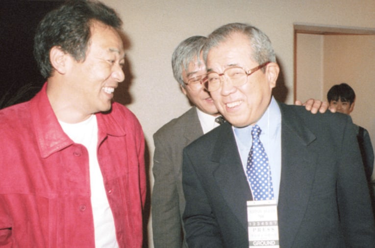 落合博満と野村克也。じつは1996年オフ、巨人を退団した落合はヤクルト入団が確実視されていた（写真は1998年10月撮影） ／ photograph by Sankei Shimbun