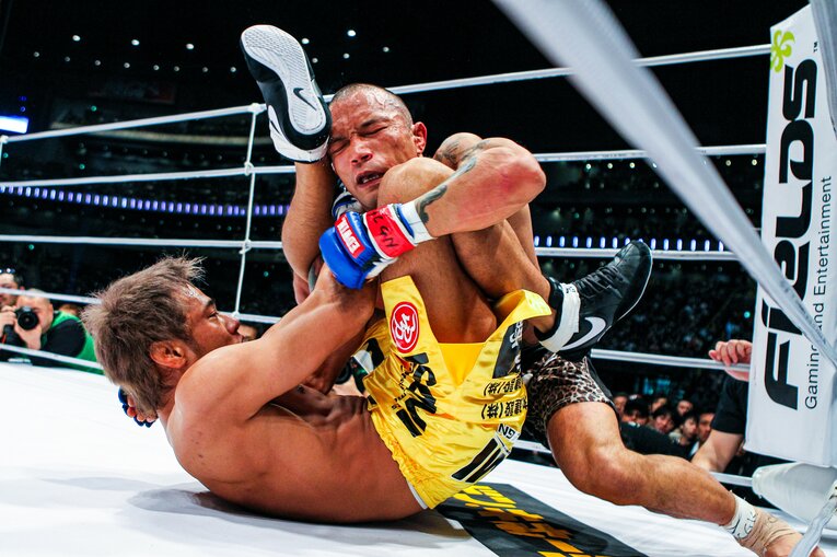 KIDに腕十字を仕掛ける金原　©Susumu Nagao