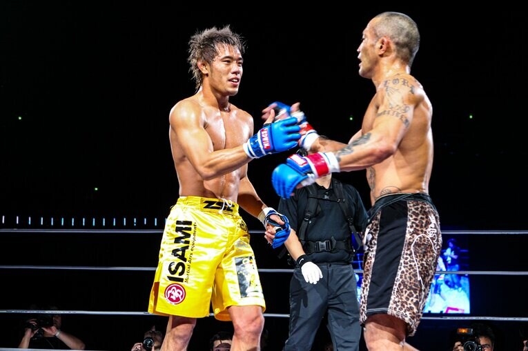 健闘を称え合う金原とKID　©Susumu Nagao