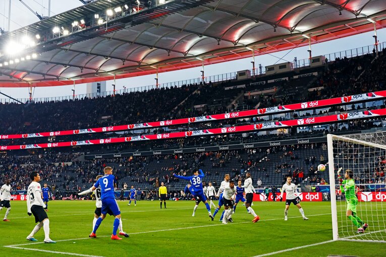 「1年前はJ2→ドイツ5部」上月壮一郎22歳の堂々1部デビュー…長谷部誠と握手、鎌田大地vs吉田麻也のW杯組対決も〈現地撮影〉(33)