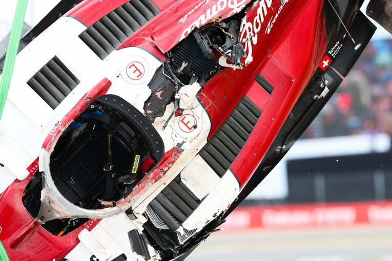 撤去されるマシン。コクピット周りはヘイローによって大きな損傷を免れた　photograph by Getty Images