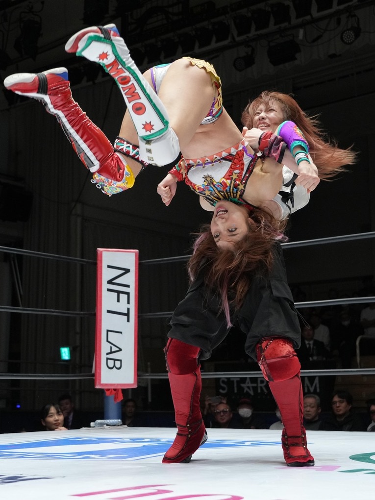 鹿島沙希に持ち上げられる向後桃　©Essei Hara