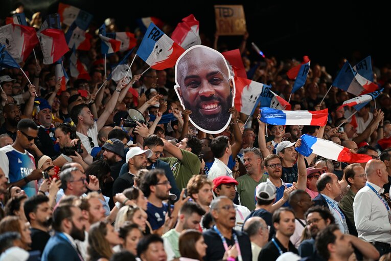 リネール選手の「巨顔パネル」のそばに……いますよね、拡声器の人　©Naoya Sanuki/JMPA