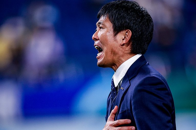 森保一監督は試合前の国歌斉唱で目に涙をため、試合後にはサポーターに「気持ちを合わせてW杯に行きましょう」と訴えかけた ／ photograph by Kiichi Matsumoto/JMPA