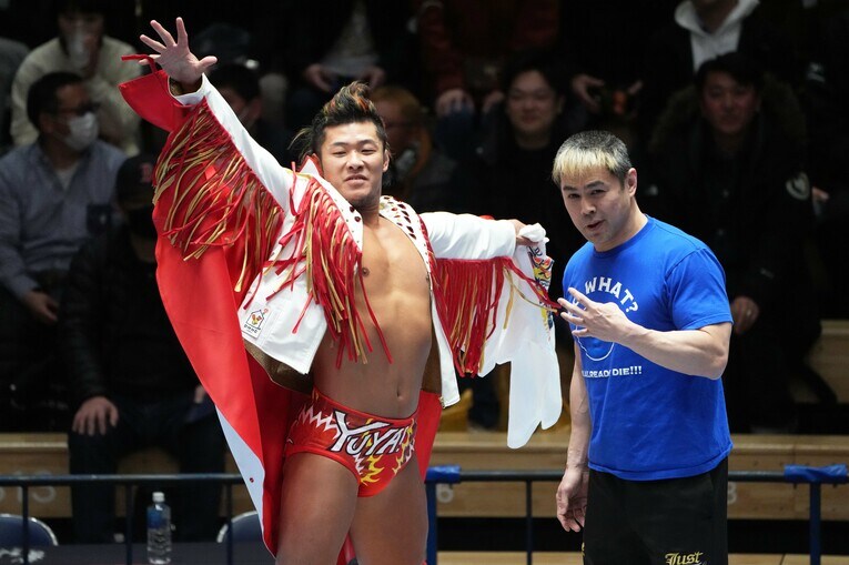 JUST 4 GUYSの上村優也とTAKAみちのく　©Essei Hara