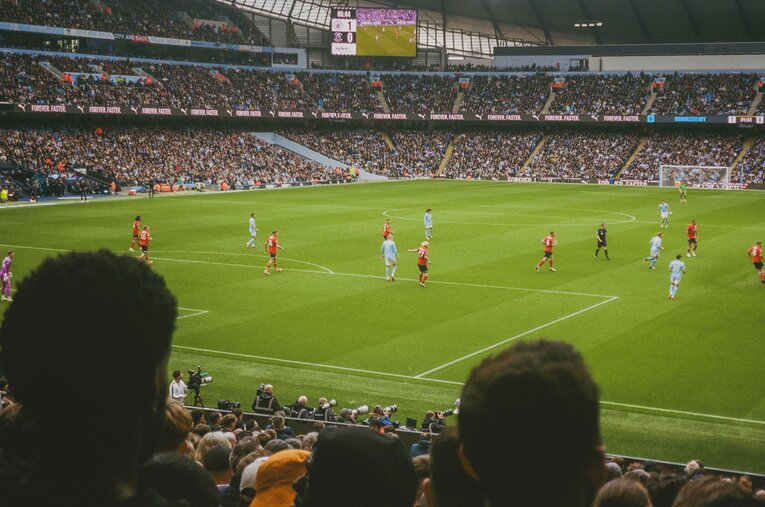 マンチェスター・シティの本拠地エディハド・スタジアムで行われたリーグ第33節。カメラマン延命氏はスタンドから世界最高峰のピッチに立つ従兄弟にレンズを向け続けた　©︎Yudai Emmei