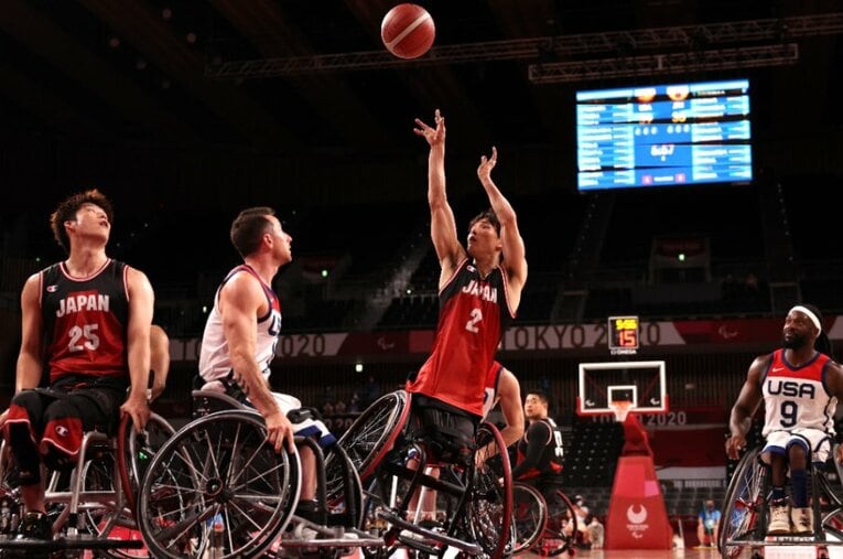 東京パラリンピック決勝のアメリカ戦にて、相手をかわしてシュートを放つ鳥海連志　©Getty Images