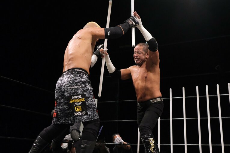 ガラスが刺さり大流血で「ニヤリ」今年47歳の“不適切おじさん”葛西純がデスマッチで伝えたいこと 「お前ら、これを知らずに人生終わるのか？」(8)