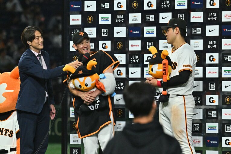 2勝目をあげた中日戦後、4番の岡本和真とともにお立ち台でインタビューを受ける井上　©︎Hideki Sugiyama