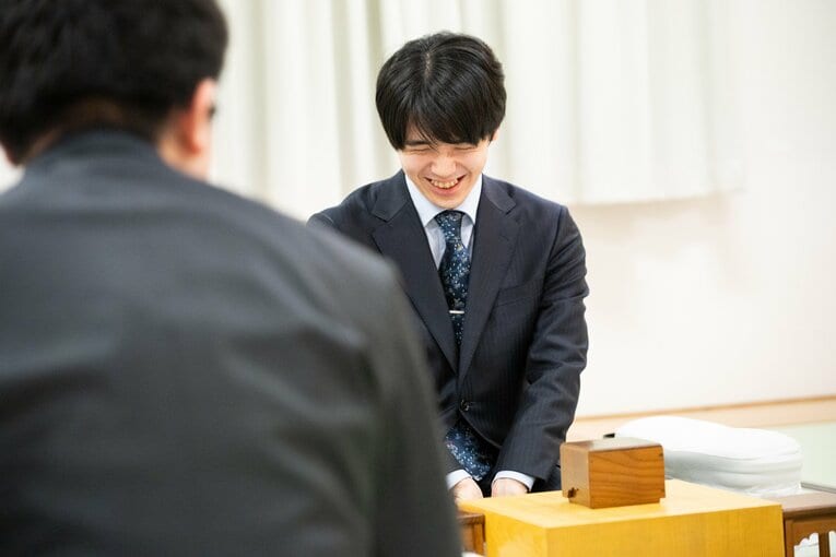 普段の公式戦では見られない……藤井聡太竜王・名人の素朴な笑顔と“素の表情”（全20枚超）　©Nanae Suzuki