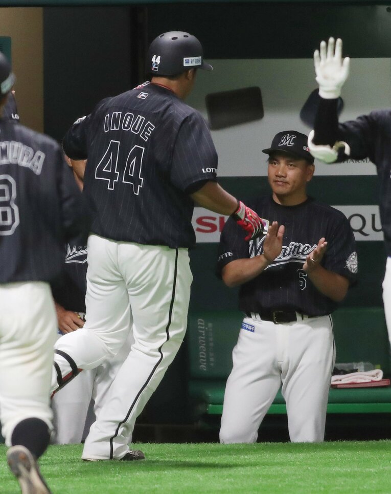 後に監督となった井口とデビュー戦でクリーンナップを組んだことは忘れられない思い出だ　©︎JIJI PRESS