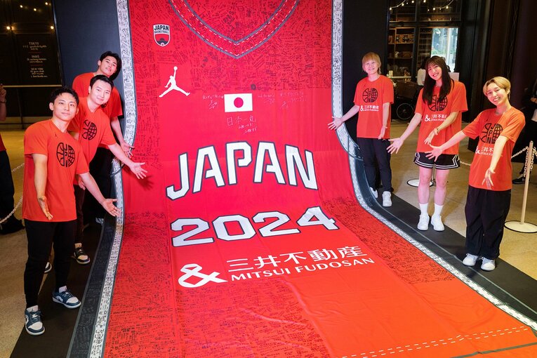 三井不動産 presents バスケットボールTEAM JAPAN パリ2024 オリンピック壮行会で紹介されたジャイアントユニフォーム