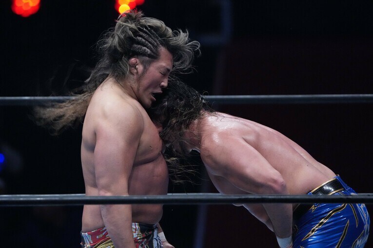 頭突きを棚橋弘至の胸板に叩き込む辻陽太　©Essei Hara