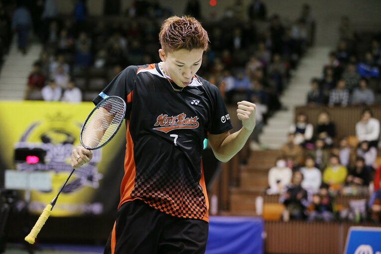 2015年、全日本バドミントン決勝でポイントを奪いガッツポーズする桃田賢斗　©︎JIJI PRESS