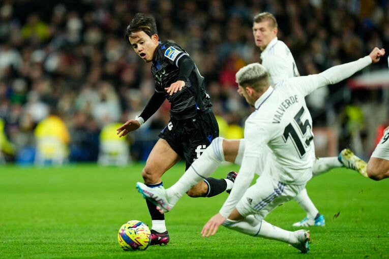 バルベルデの深いタックルをかわしに行く久保　©Getty Images