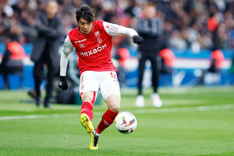 伊東純也は日本代表選外だが「フランス代表DFとの攻防で高い精度」強豪PSG戦、先制ゴール起点のち“深く一礼”…撮影カメラマンは見た(8)