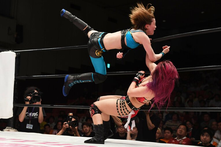 紫雷イオvs.岩谷麻優。2017年6月21日、後楽園ホール　©Essei Hara