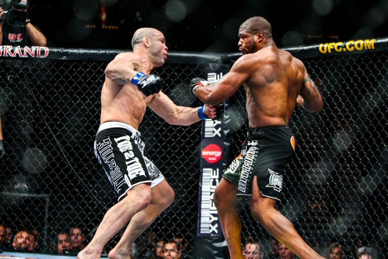 ジャクソンの左フックがシウバの顎を打ち抜いた瞬間（3枚目／全8枚）©Susumu Nagao