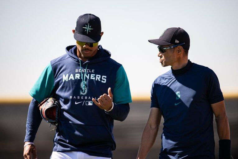 今年のマリナーズのスプリングキャンプでフリオ・ロドリゲスと話し込む　©Nanae Suzuki
