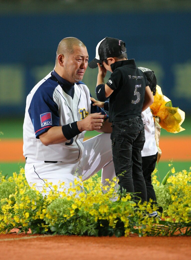 2008年10月、清原和博の引退試合に駆けつけた家族。手前の子が、清原正吾である　©Sankei Shimbun