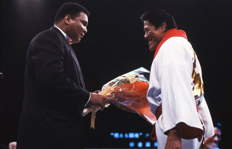 試合後も両者の交流は続き、猪木の引退時にもアリが駆け付けた ©Moritsuna Kimura