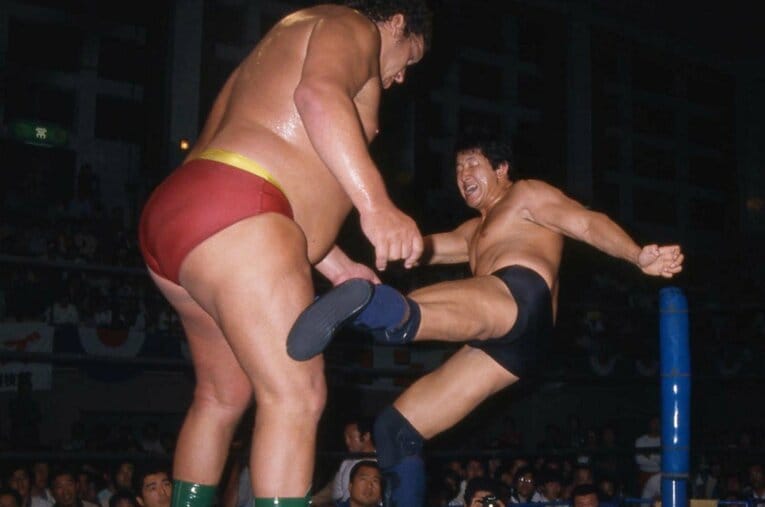 アンドレ・ザ・ジャイアントのヒザに蹴りを連発した前田日明（1986年4月29日） ／ photograph by 東京スポーツ新聞社
