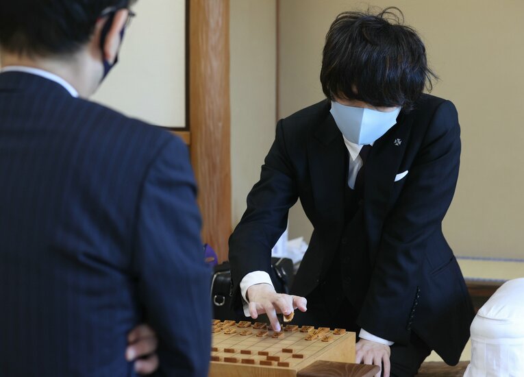 2020年の王将戦挑戦者決定リーグ戦、木村一基九段との対局に臨む佐藤九段（代表撮影）　©JIJI PRESS