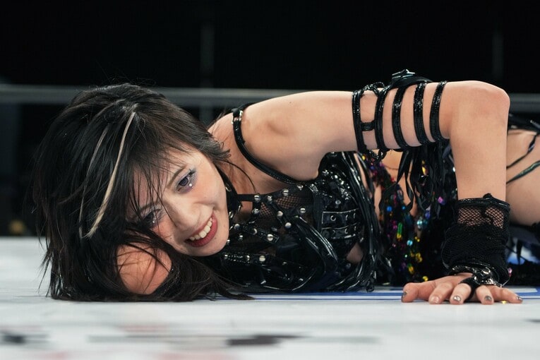 薄笑いを浮かべる上谷沙弥　©Essei Hara