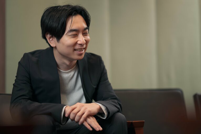 高校時代は周囲から「神童」扱いされていたという塩越。32歳になった現在は弁護士として活躍する　©Shiro Miyake