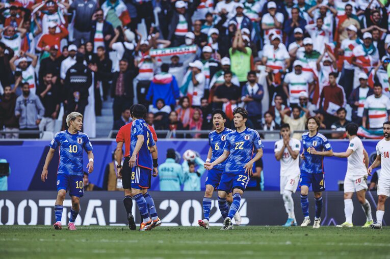 審判に詰め寄る遠藤航ら　©︎Kiichi Matsumoto