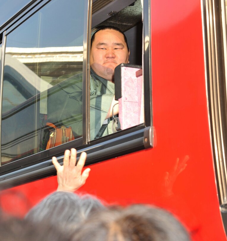 じつは優しい朝青龍…巡業でファンに神対応　©BUNGEISHUNJU