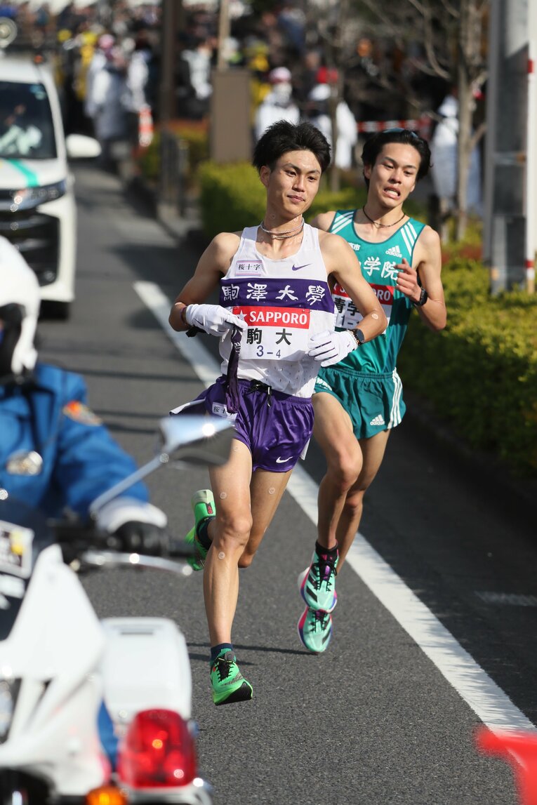 鈴木は中継所に入る直前で青学の太田のわずか前に出る　©JMPA