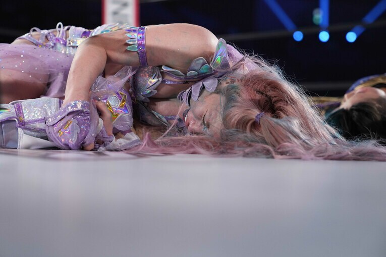 左ヒザを抱えて苦悶の表情を浮かべる中野たむ　©Masashi Hara