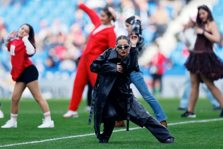 久保建英は「悔しさのあまり顔を」「痛みにピッチに拳を叩きつけ…」カメラマンが見たアジア杯後のソシエダ連戦、リアルな表情〈CLも奮闘〉(5)