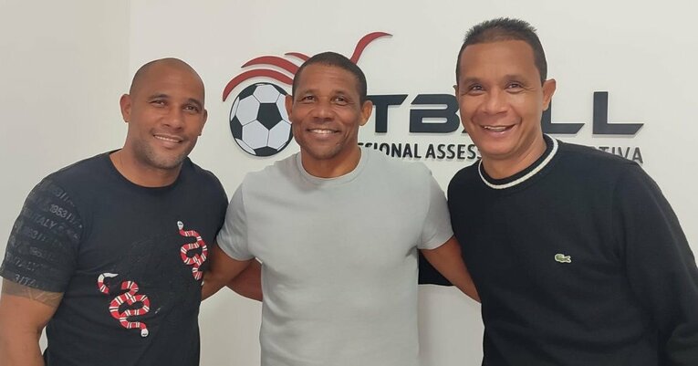 代理人事務所の共同経営者と（左は弟ラミーロ）　©Hiroaki Sawada