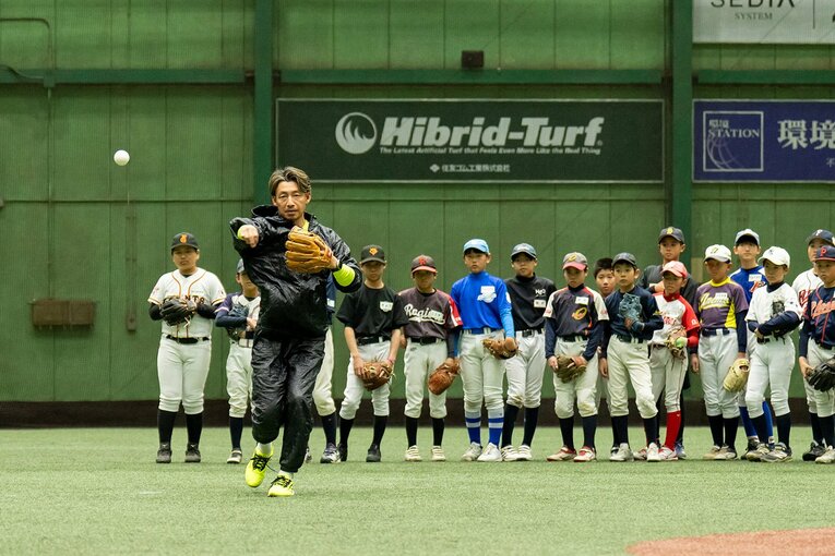 ノックではお手本を見せながら返球の際の注意点を教える