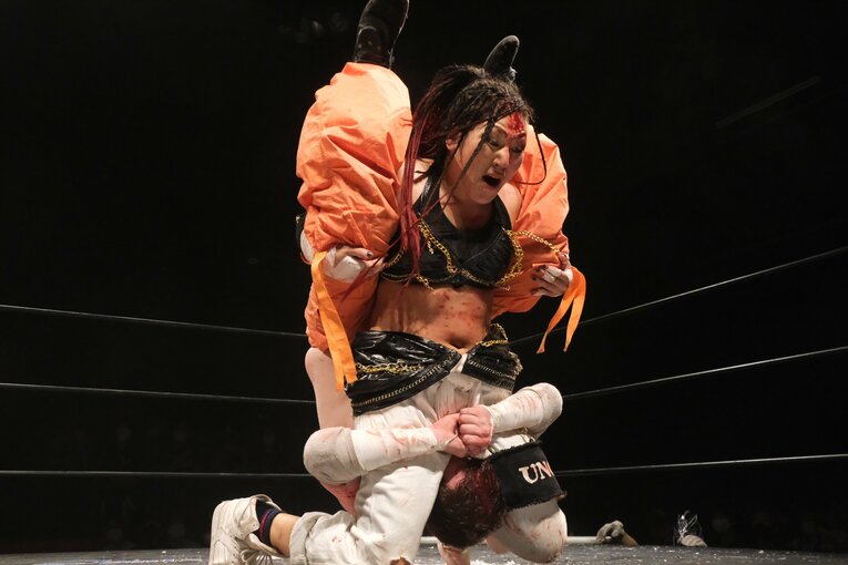 元パティシエが蛍光灯で殴り合い…“デスマッチアマゾネス”山下りなの媚びない魅力「犯罪以外なら何してもいい」 米国で男子相手に王座獲得(53)