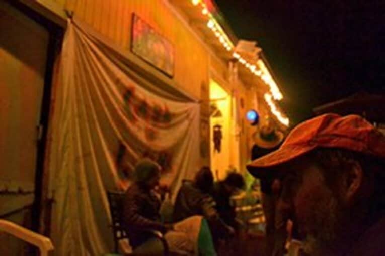 ヒッピーであるエンジェルの家では、夜な夜な宴が開かれている。 