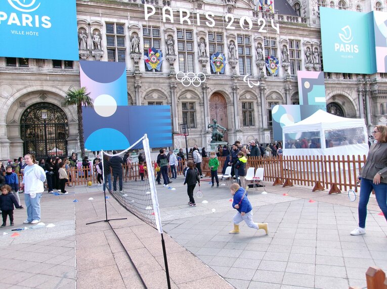 10月、パリ市役所前の五輪グッズ在庫一掃セール　©Yuji Hirooka