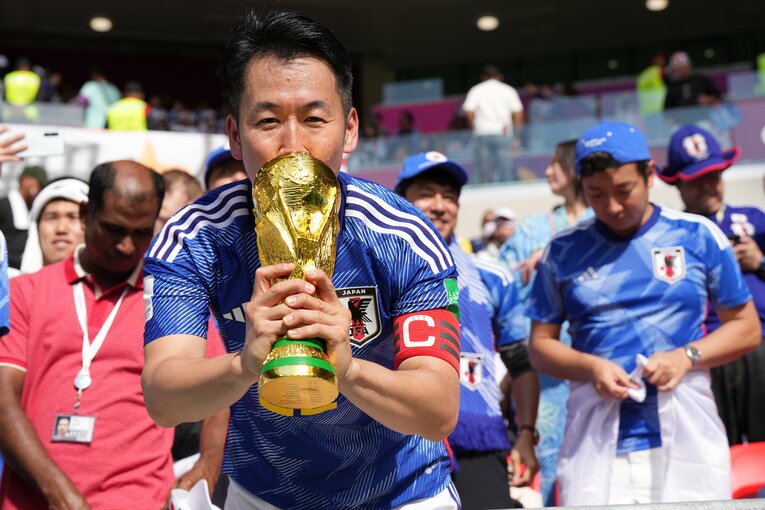 観客席にいる吉田麻也のそっくりさん。吉田麻也（本物）でこの場面を見たい　©Kaoru Watanabe/JMPA