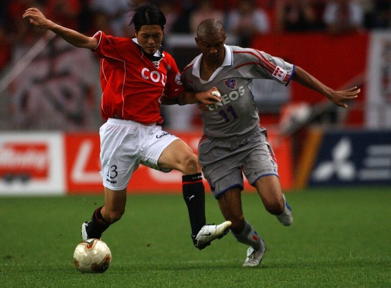2003年、浦和レッズ戦で鈴木啓太と競り合うアマラオ　©Getty Images