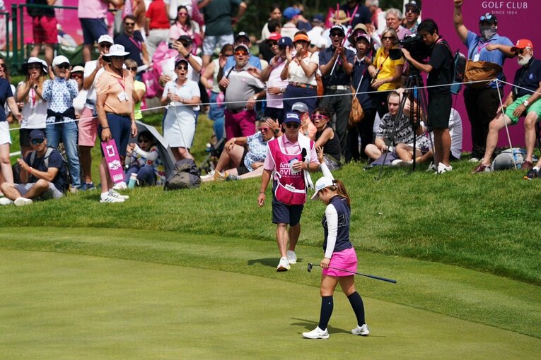 最終日15番で12mのバーディーパットを沈めた古江。この日は強気な姿勢が逆転劇につながった　©︎Shizuka Minami