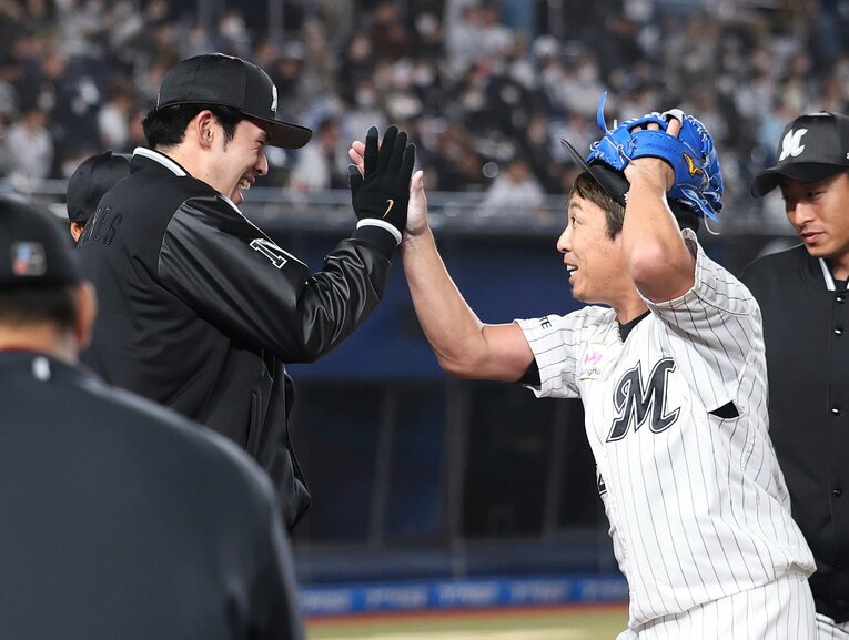 益田直也（右）を迎える佐々木朗希　©︎JIJI PRESS