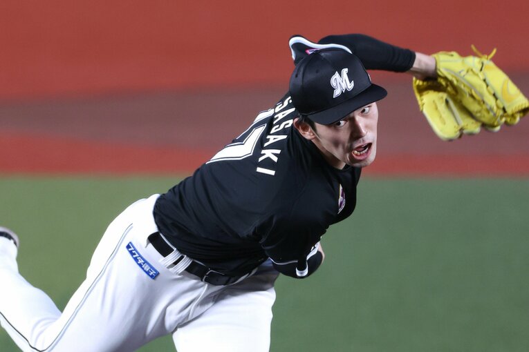 闘志満々に剛球を投げ込んだ佐々木朗希　©JIJI PRESS