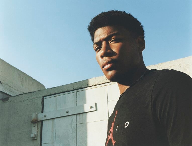 本誌の独占ロングインタビューに応じた八村塁。撮影時に自ら選び着用したTシャツには「TOKYO」の文字が入っていた　©Yoshiyuki Matsumura