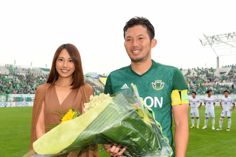 Jリーグ通算200試合出場のセレモニー（左は夫人）　©︎J.LEAGUE