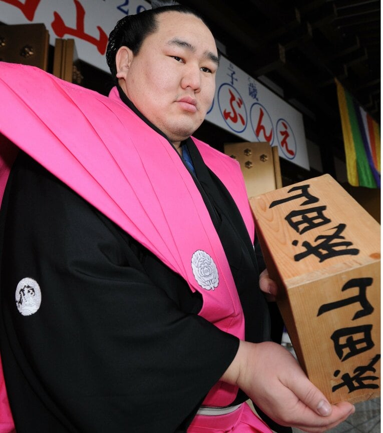 成田山で豆まきしてご機嫌　©BUNGEISHUNJU