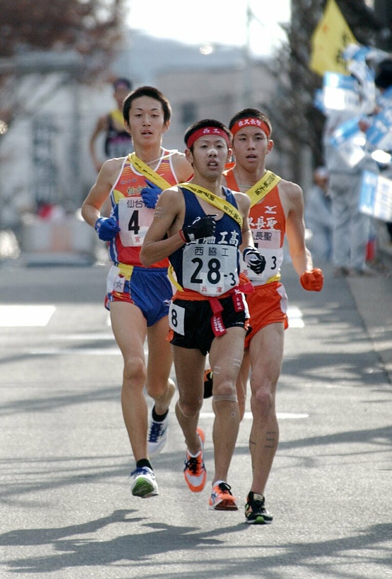 2002年の全国高校駅伝3区。仙台育英を抜いてトップに立った西脇工。右は追走する佐久長聖。白石高はこのあと、西脇工以外の2チームを抜く　©JIJI PRESS