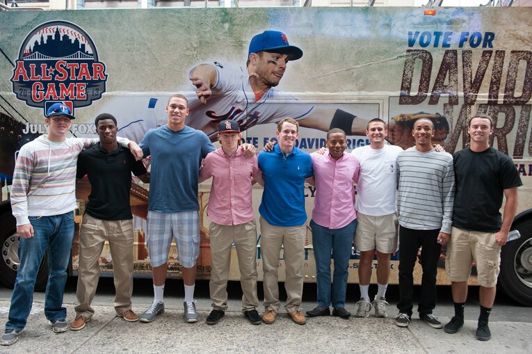 2013年、ヤンキースからドラフト指名を受けた直後のジャッジ（左から3番目）　©Getty Images